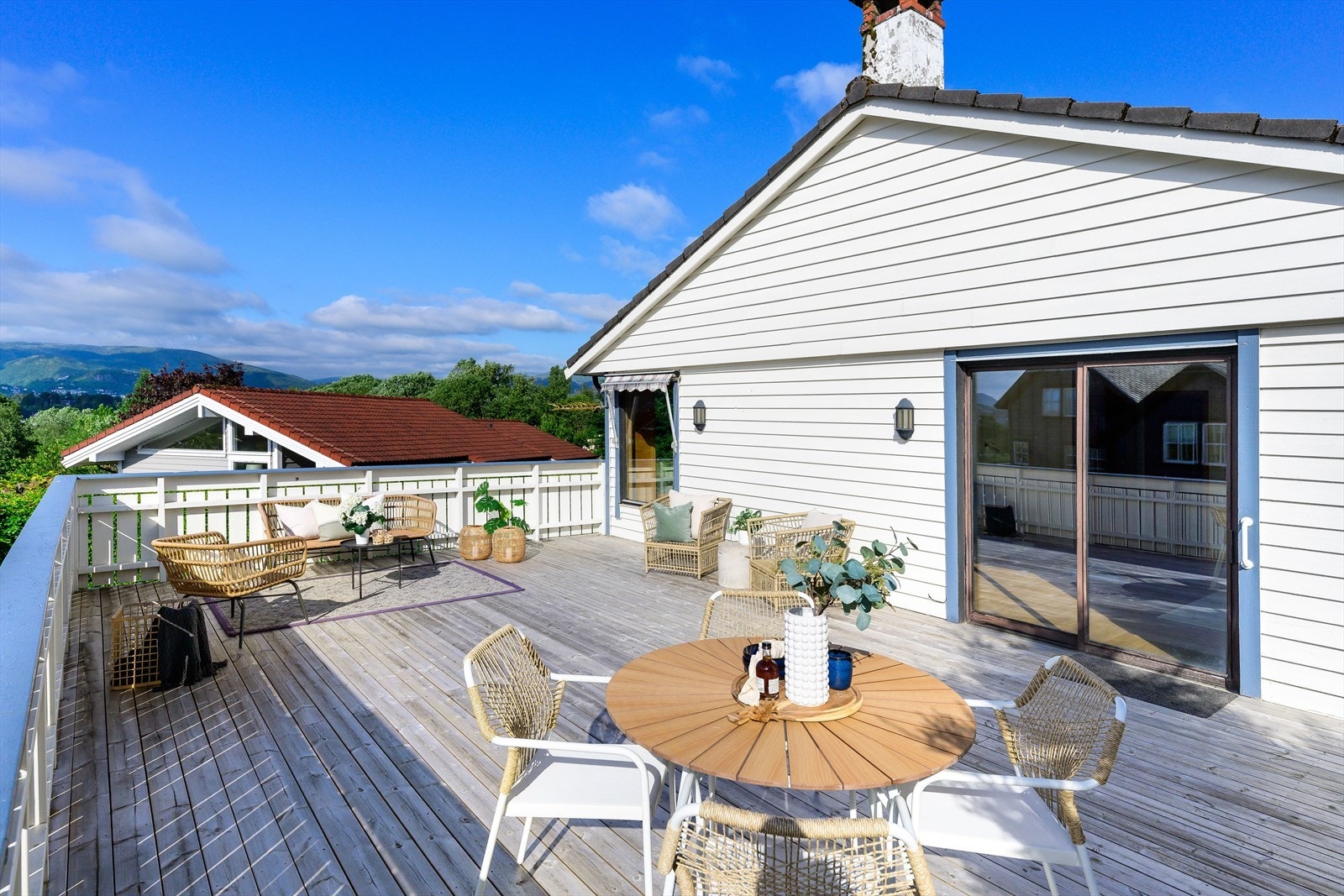 Stor terrasse med gode solforhold Galleribilde