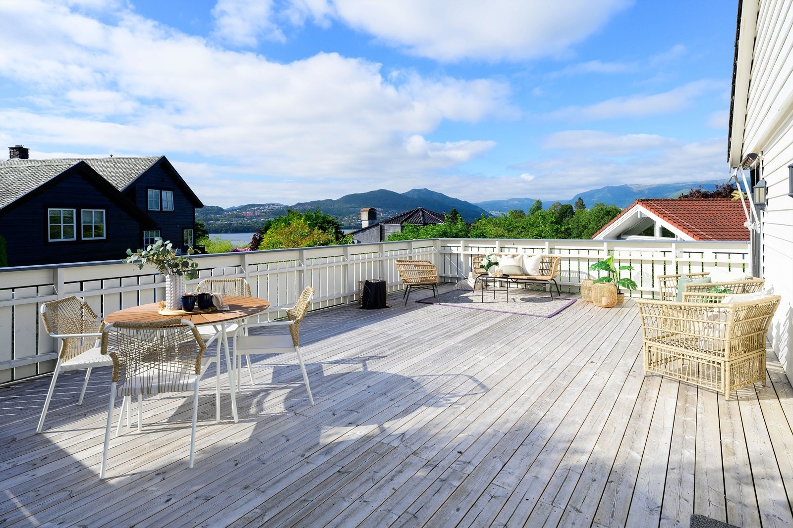 Fra stuen er det utgang til en stor terrasse over garasjen som måler ca. 47 kvm Galleribilde