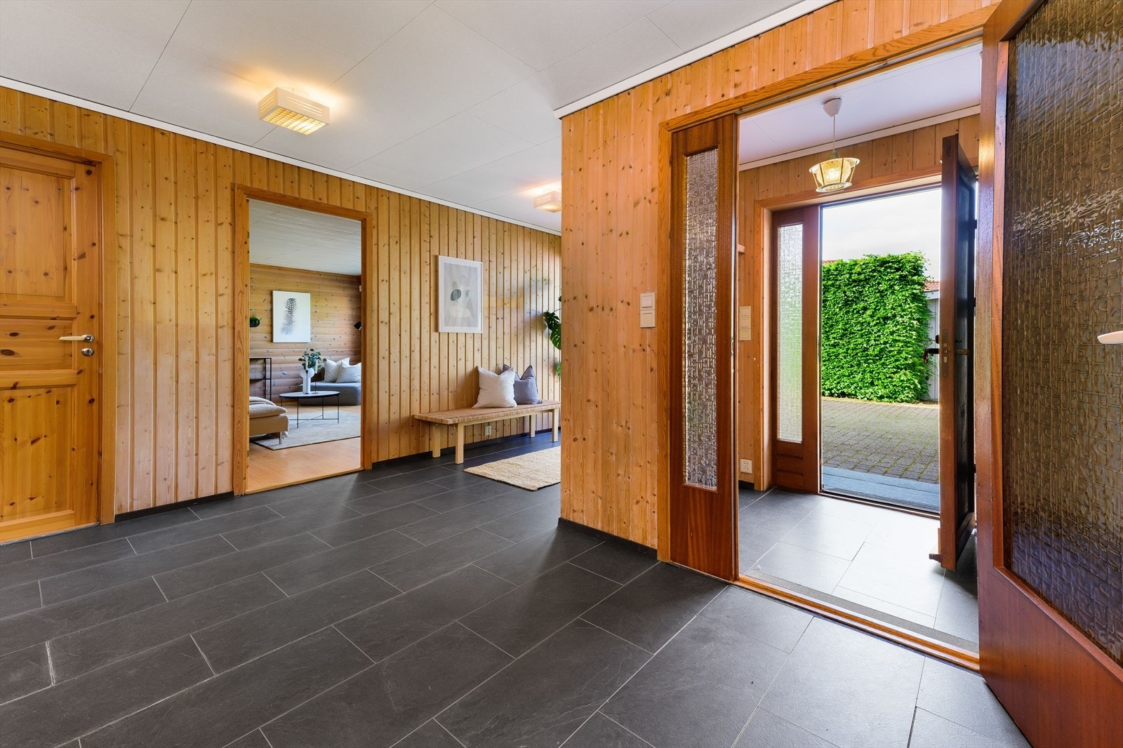 Velkommen inn! Entréen har gulvvarme Galleribilde