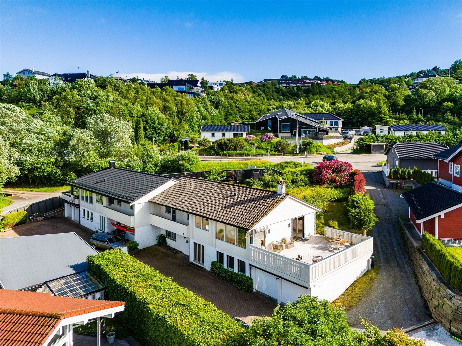 Vertikaldelt tomannsbolig med dobbelgarasje, hage og gode solforhold Galleribilde