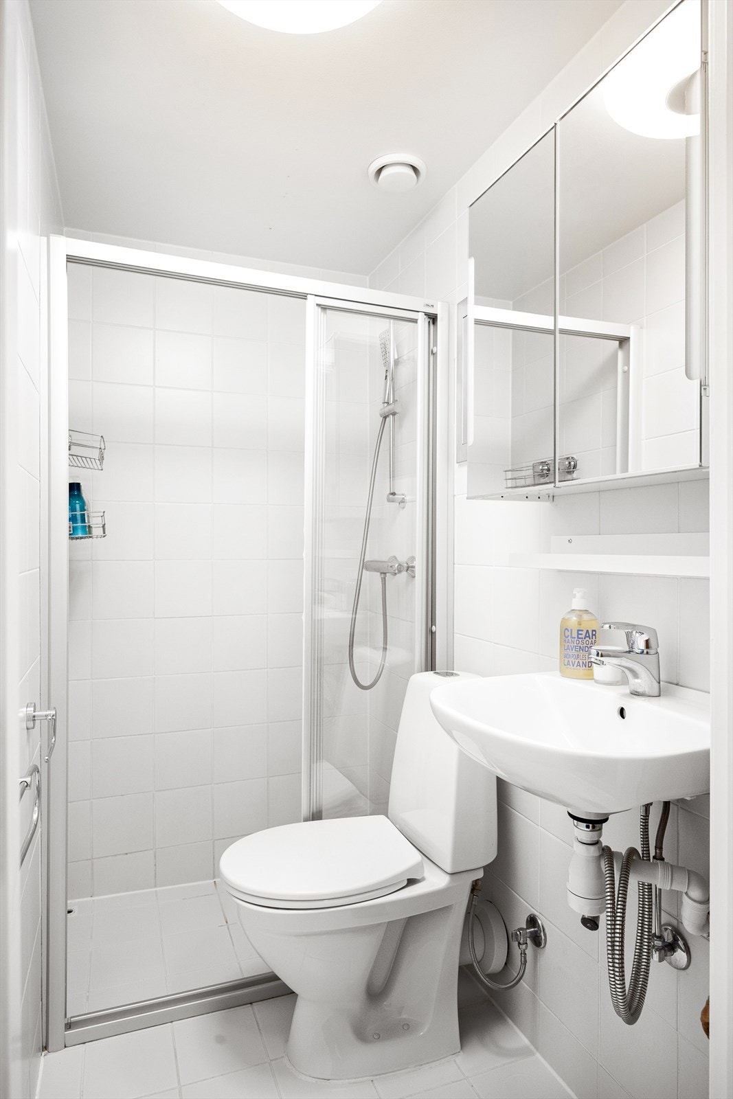 Delikat flislagt baderom fra 2014 med varmekabler i gulv. Badet består av wc, dusjplass med vegger og servant med ettgreps blandebatteri. Galleribilde