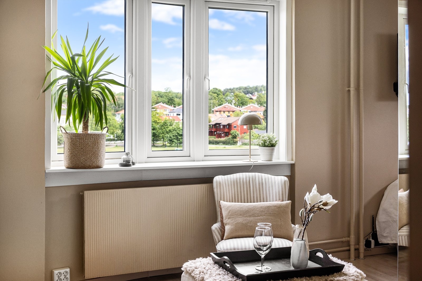 Stort vindu som slipper inn godt med naturlig lys og som har et flott utsyn. Galleribilde
