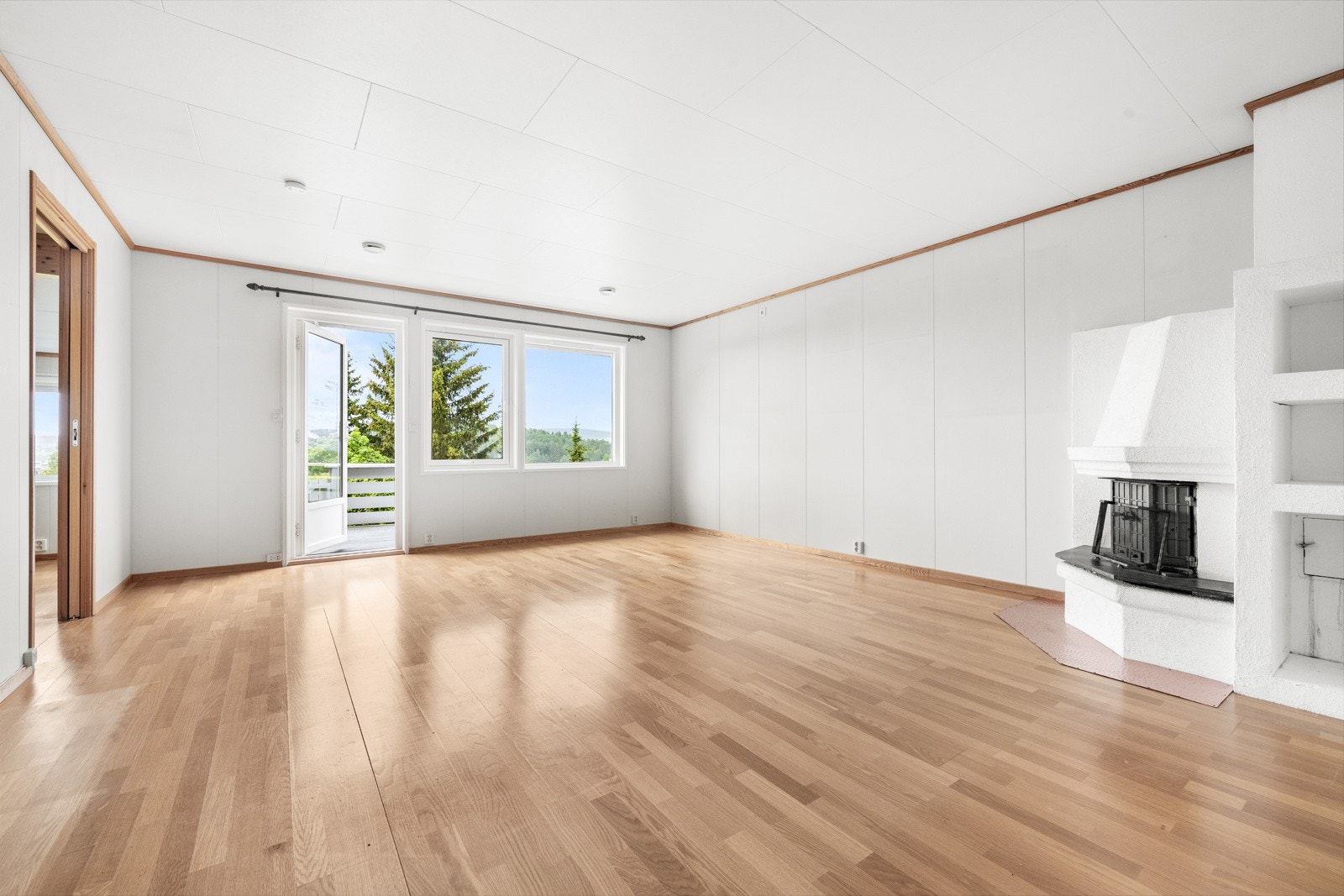 Stor og åpen stue med god plass til møblement. Galleribilde