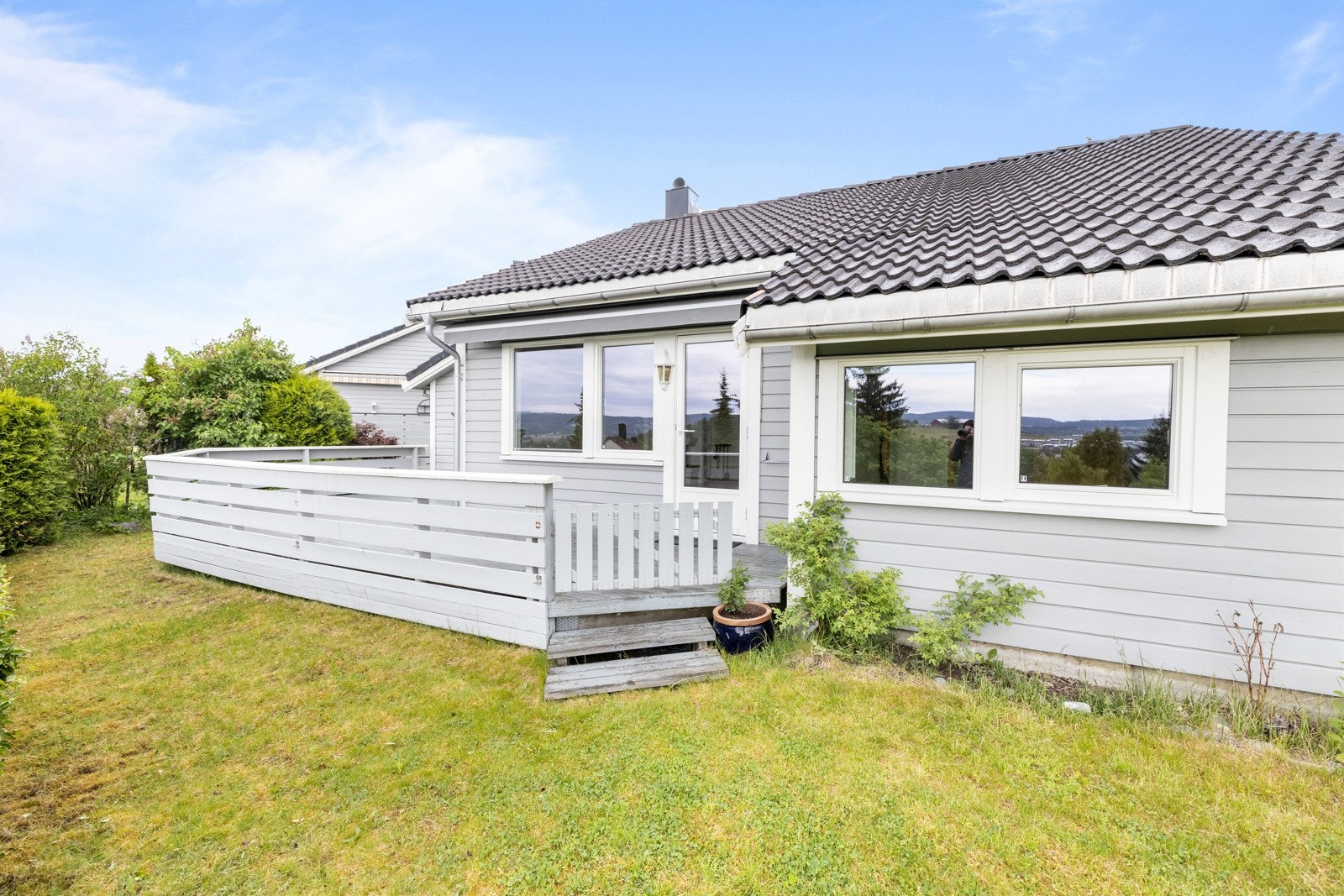 Terrasse på ca. 21 m² med direkte adkomst til hagen. Galleribilde