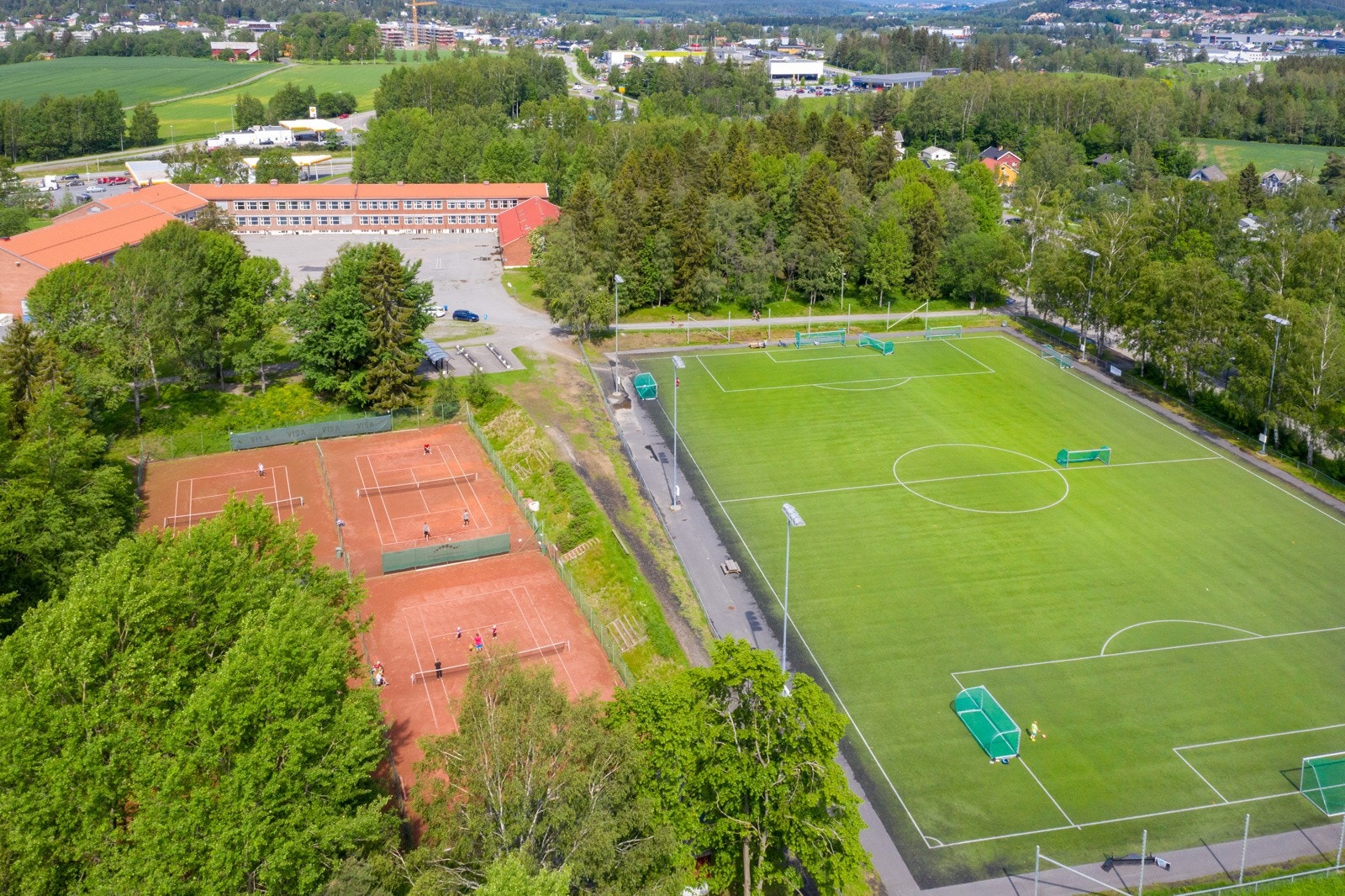 Kort avstand til tennisbane og fotballbane. Galleribilde