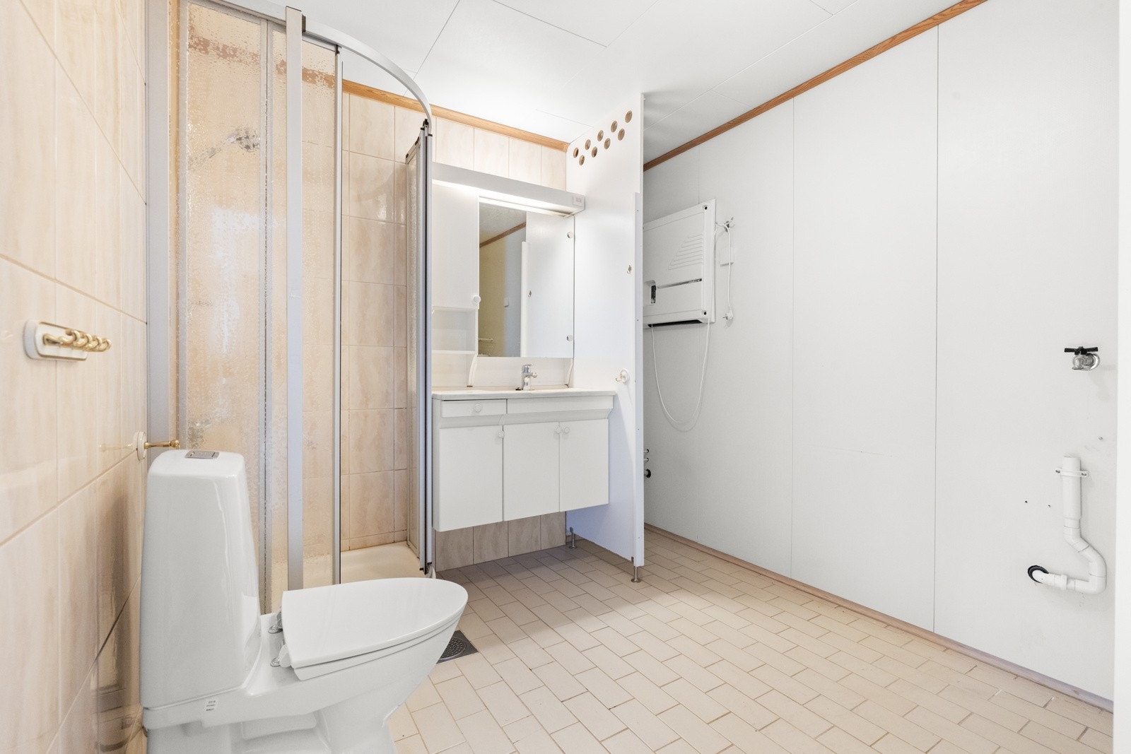 Romslig baderom med adkomst fra entré og ett av soverommene. Galleribilde