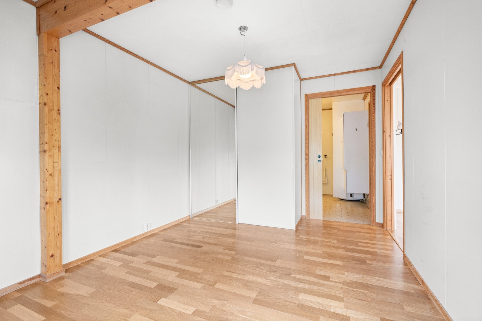 Skyvedørsgarderobe er montert. Galleribilde