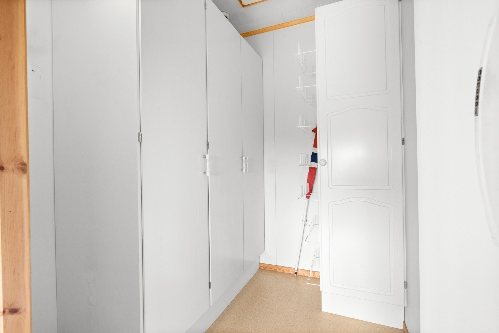 I tilknytning til hovedsoverommet ligger innvendig bod/garderobe og kjølerom. Galleribilde