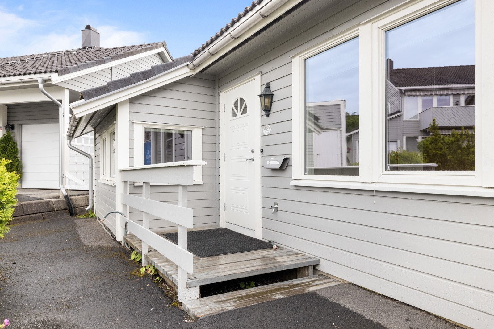 Adkomstterrasse på ca. 4 m² ved ytterdøren. Galleribilde