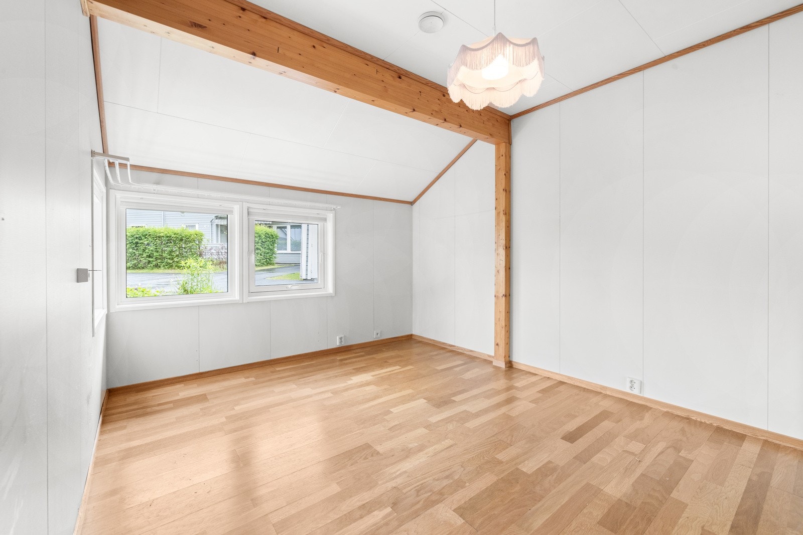 Soverom 2 har direkte adkomst til badet via skyvedør. Galleribilde