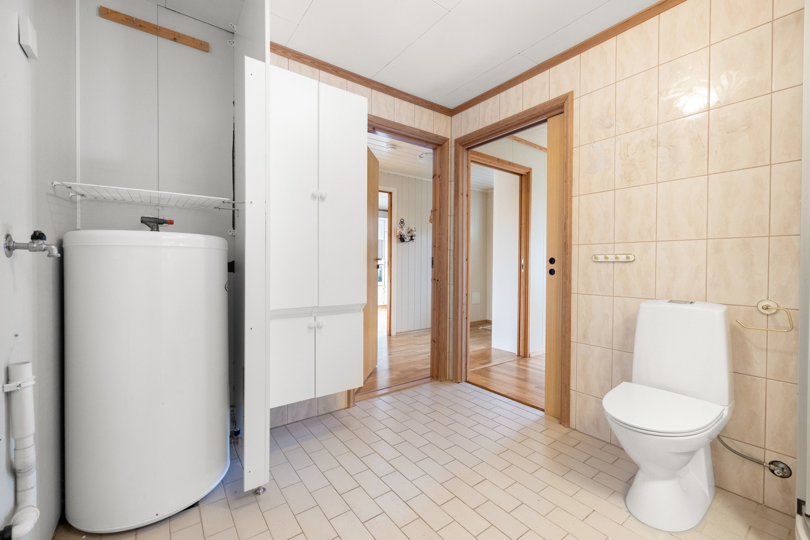 Badet har flislagt gulv, samt fliser og plater på veggene. TG3 er gitt grunnet alder, oppussing må påregnes. Galleribilde