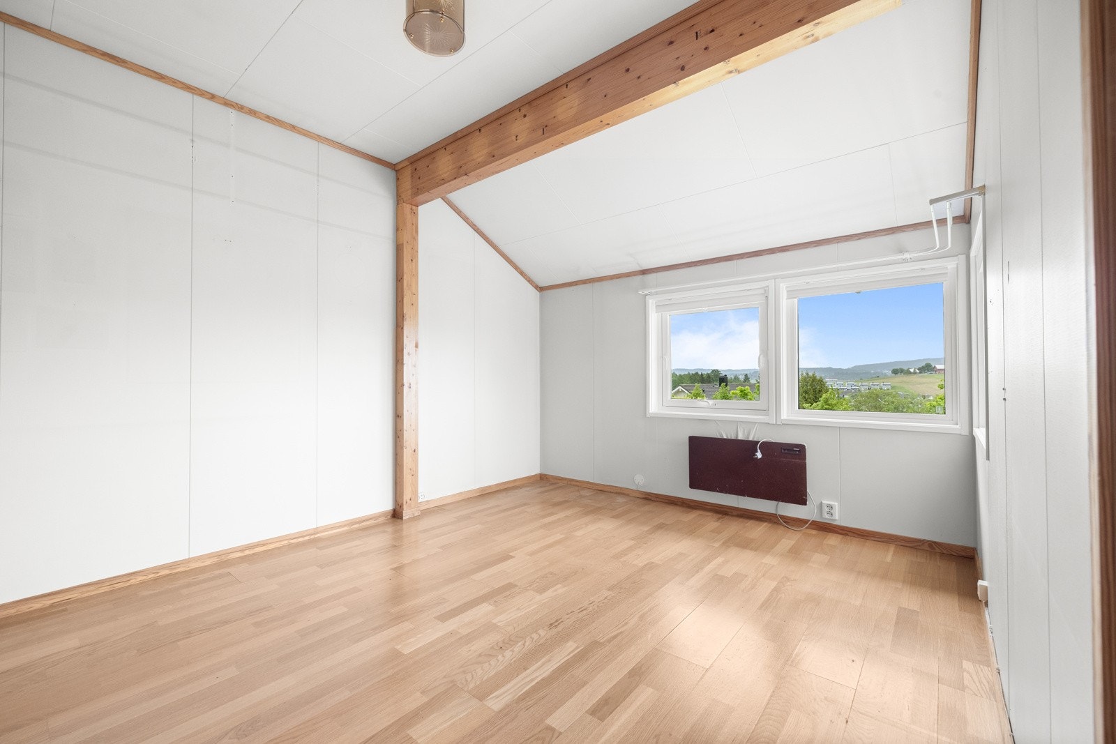 Godt lysinnslipp og hyggelig utsikt fra soverommet. Galleribilde