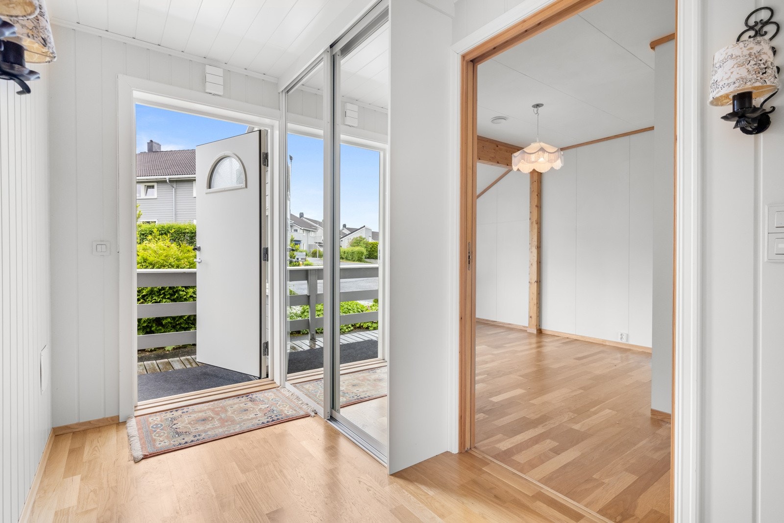 Lys og hyggelig entré med skyvedørsgarderobe. Galleribilde