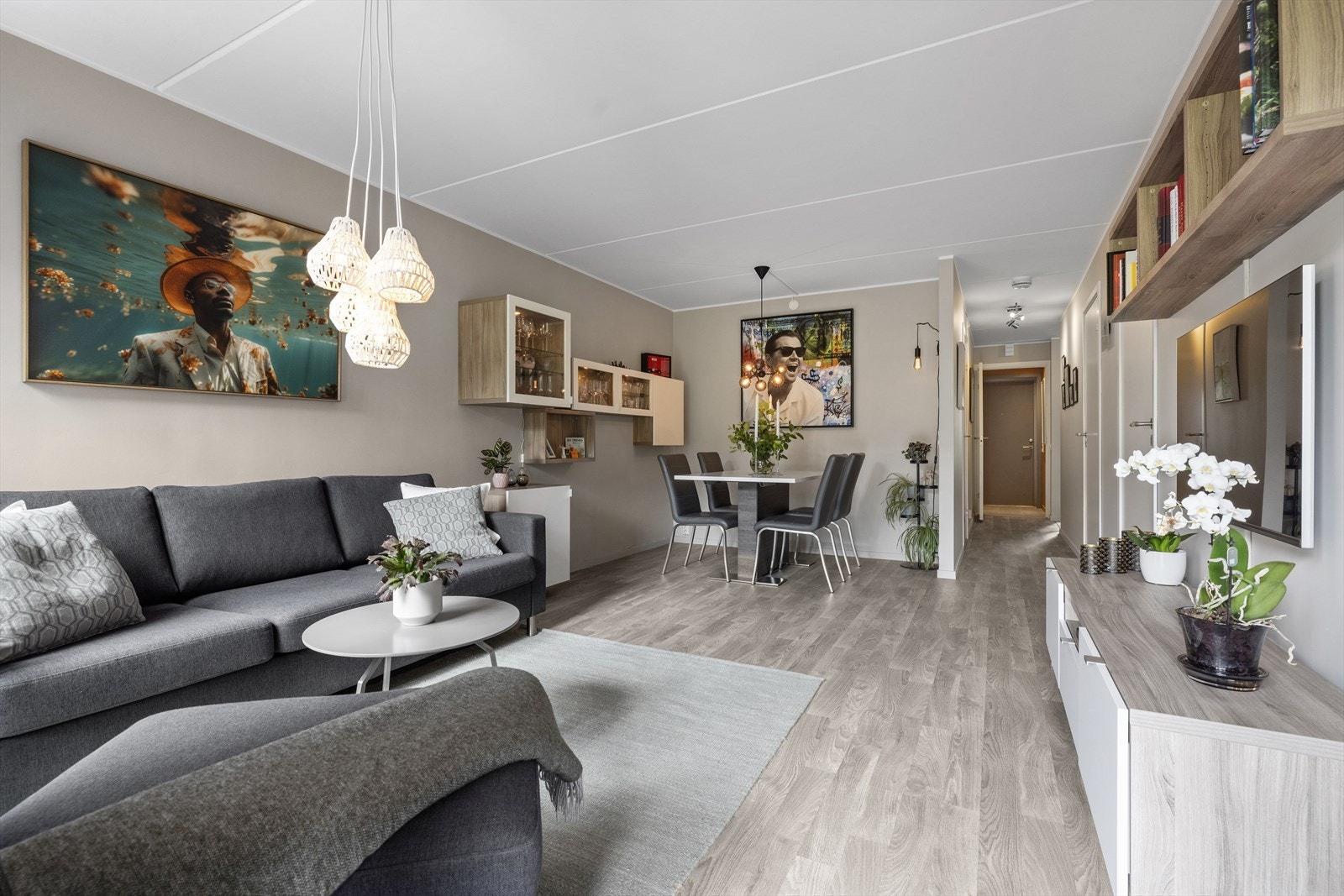 Her er det blant annet plass til en stor sofa med tilhørende stuebord samt spiseplass om ønskelig. Galleribilde