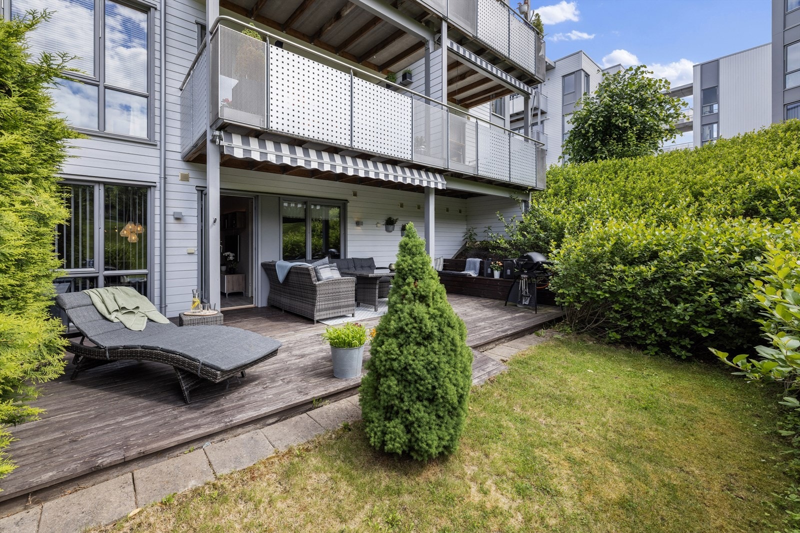 Fantastisk sydvestvendt markterrasse på 30 kvm med flotte solforhold. Galleribilde