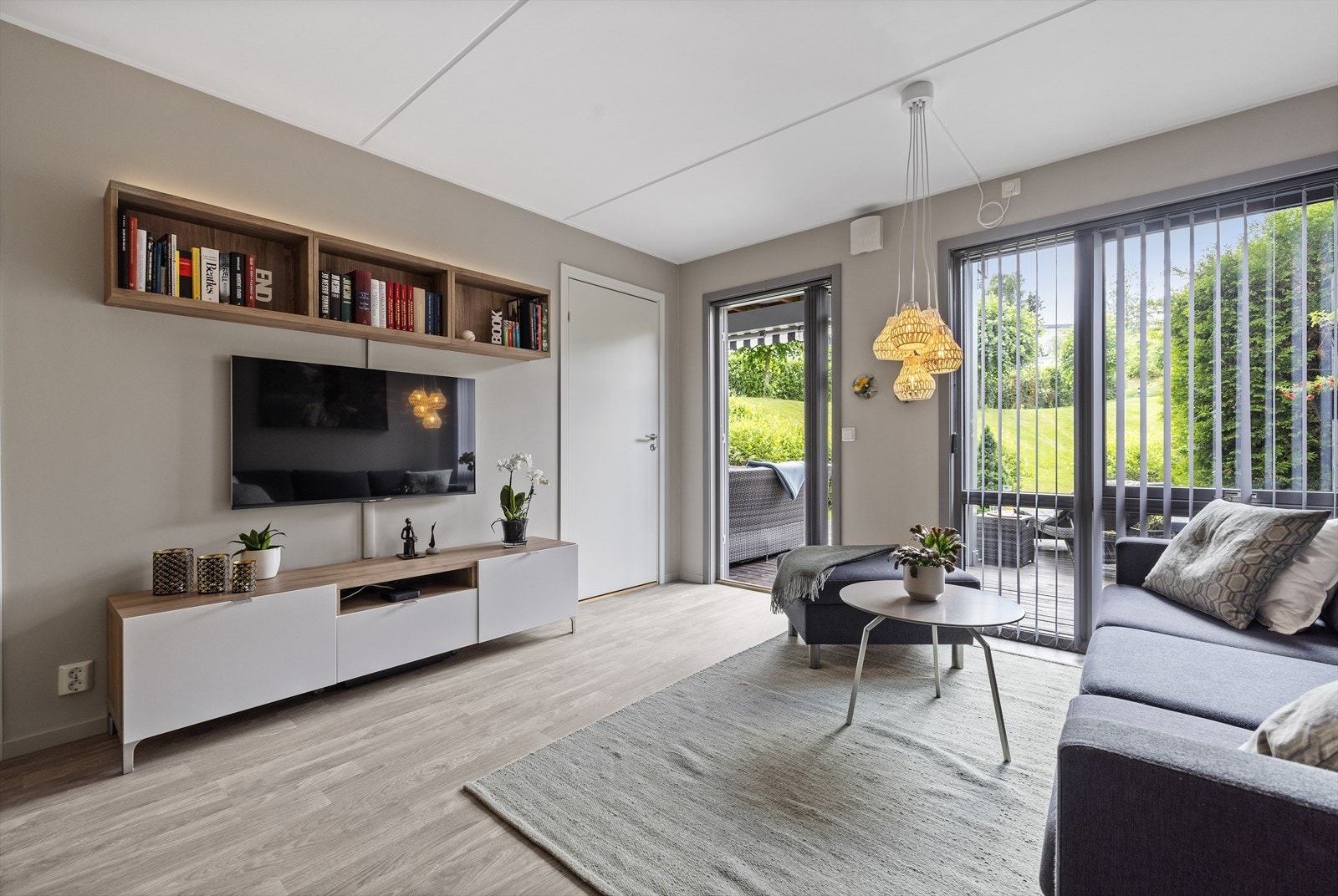 Store vinduer og balkondør som sørger for en lys og luftig atmosfære. Galleribilde