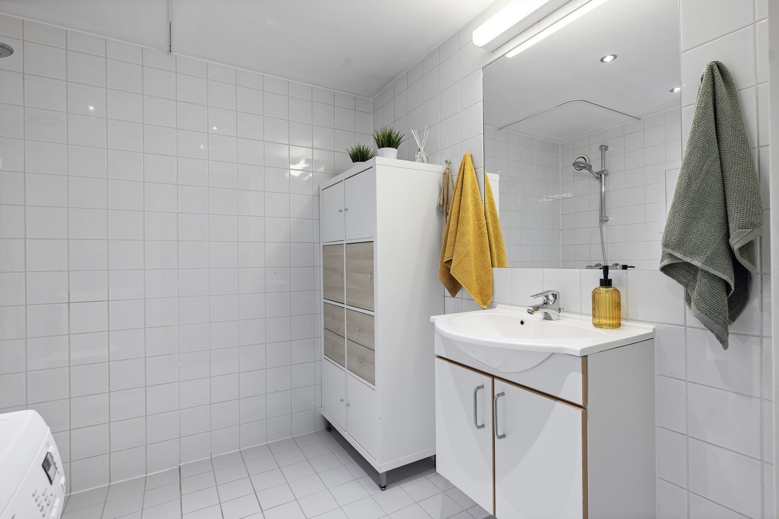 Flislagt gulv med gulvvarme (elektrisk). Eier opplever ikke problemer med badet. Galleribilde