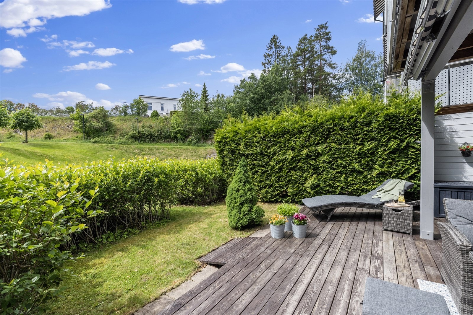 I følge selger har terrasse sol fra rundt 12-19 om sommeren. Galleribilde