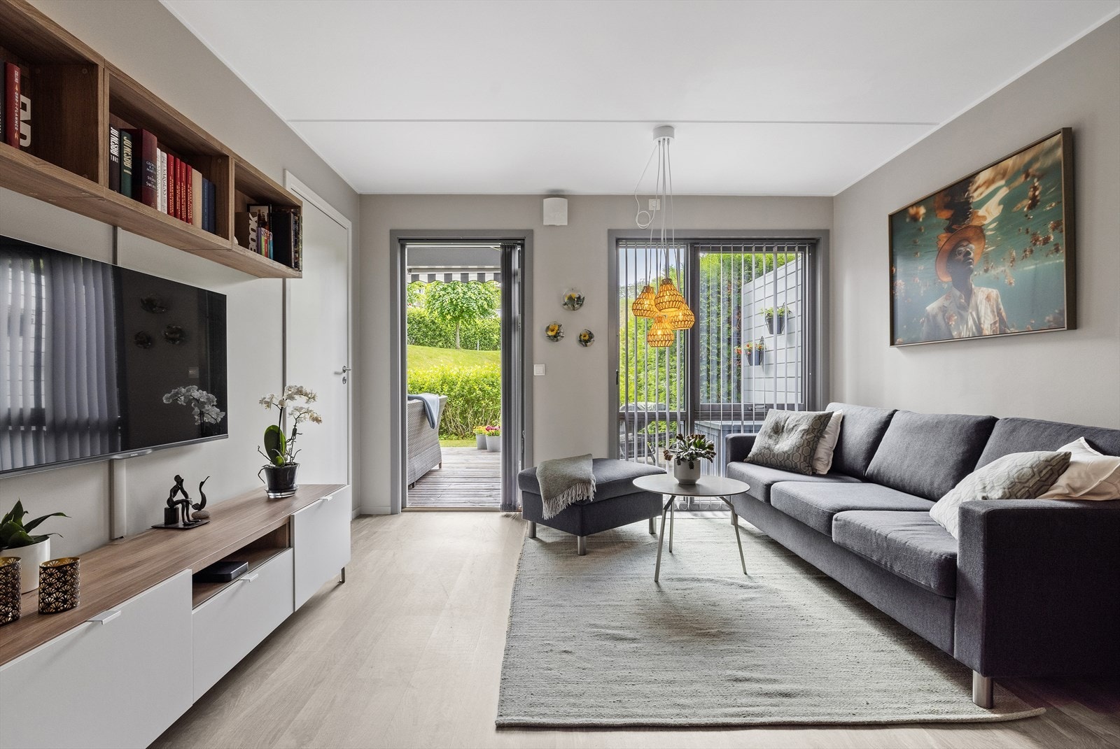 Fra stuen er det direkte utgang til en deilig markterasse - et perfekt tilholdssted på varme og deilige sommerdager! Galleribilde