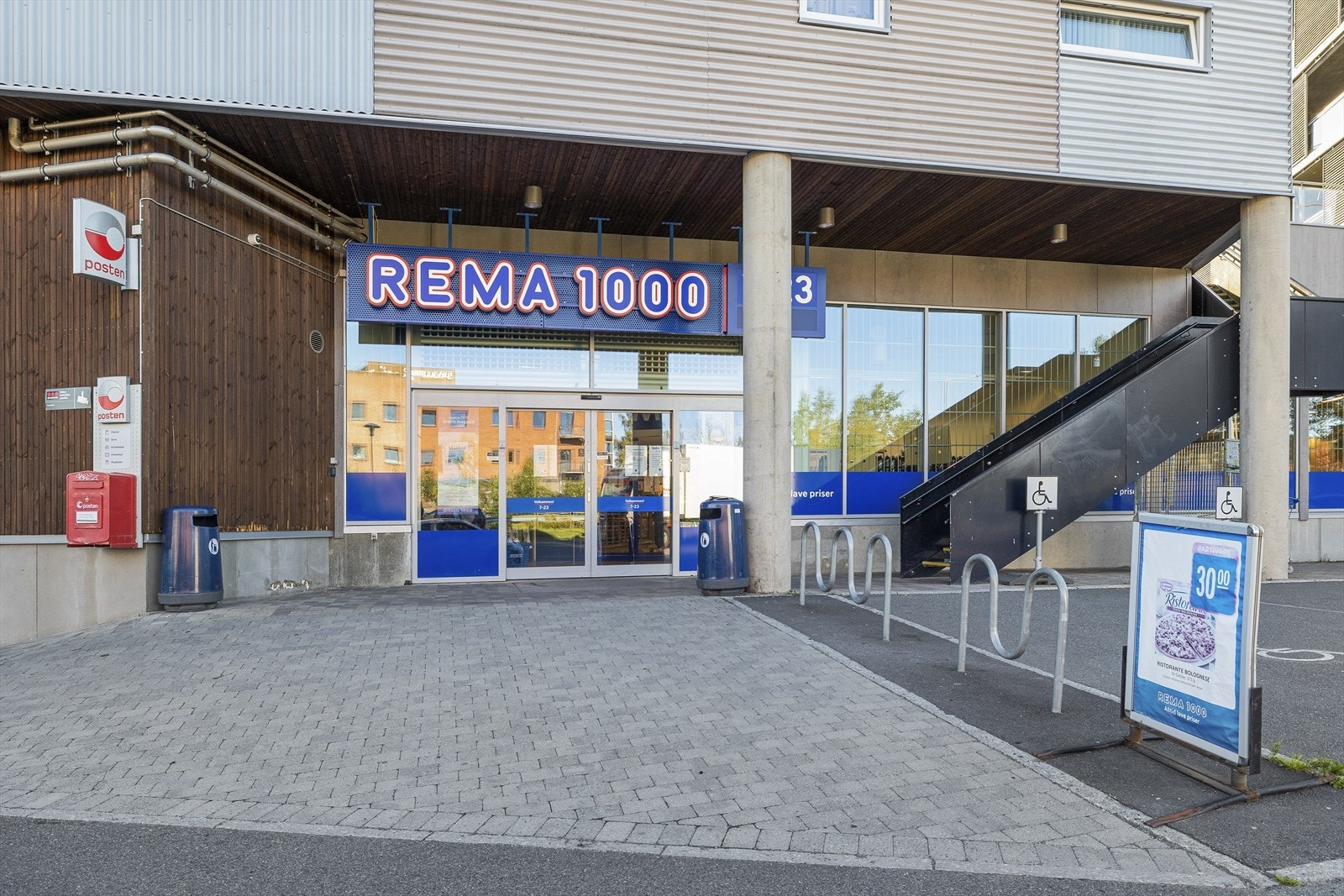 Dagligvarehandelen kan enkelt gjøres på Coop Extra og Rema 1000 som ligger en kort spasertur fra boligen. Galleribilde