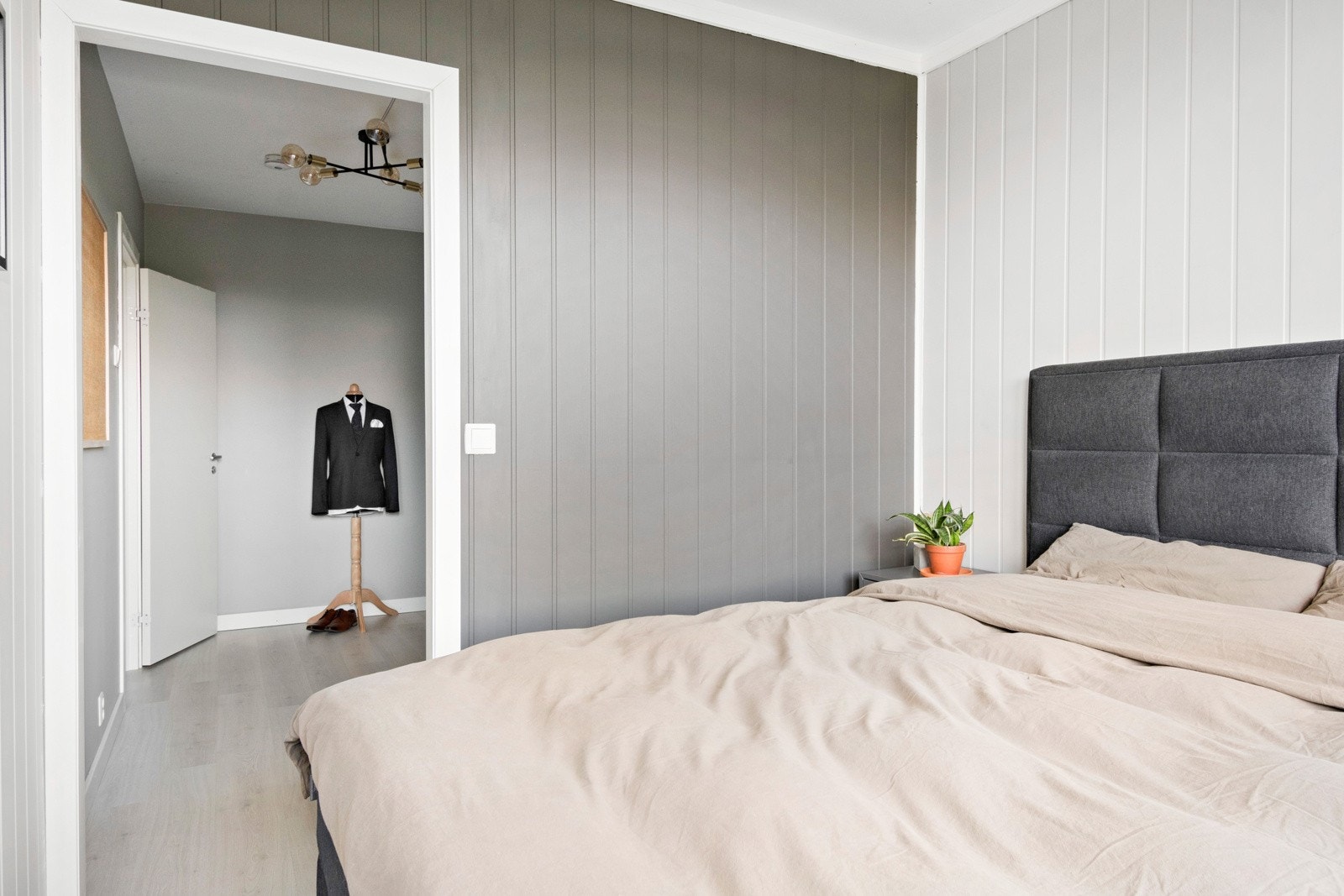 Hovedsoverom har også en tilknyttet bod/garderobe Galleribilde