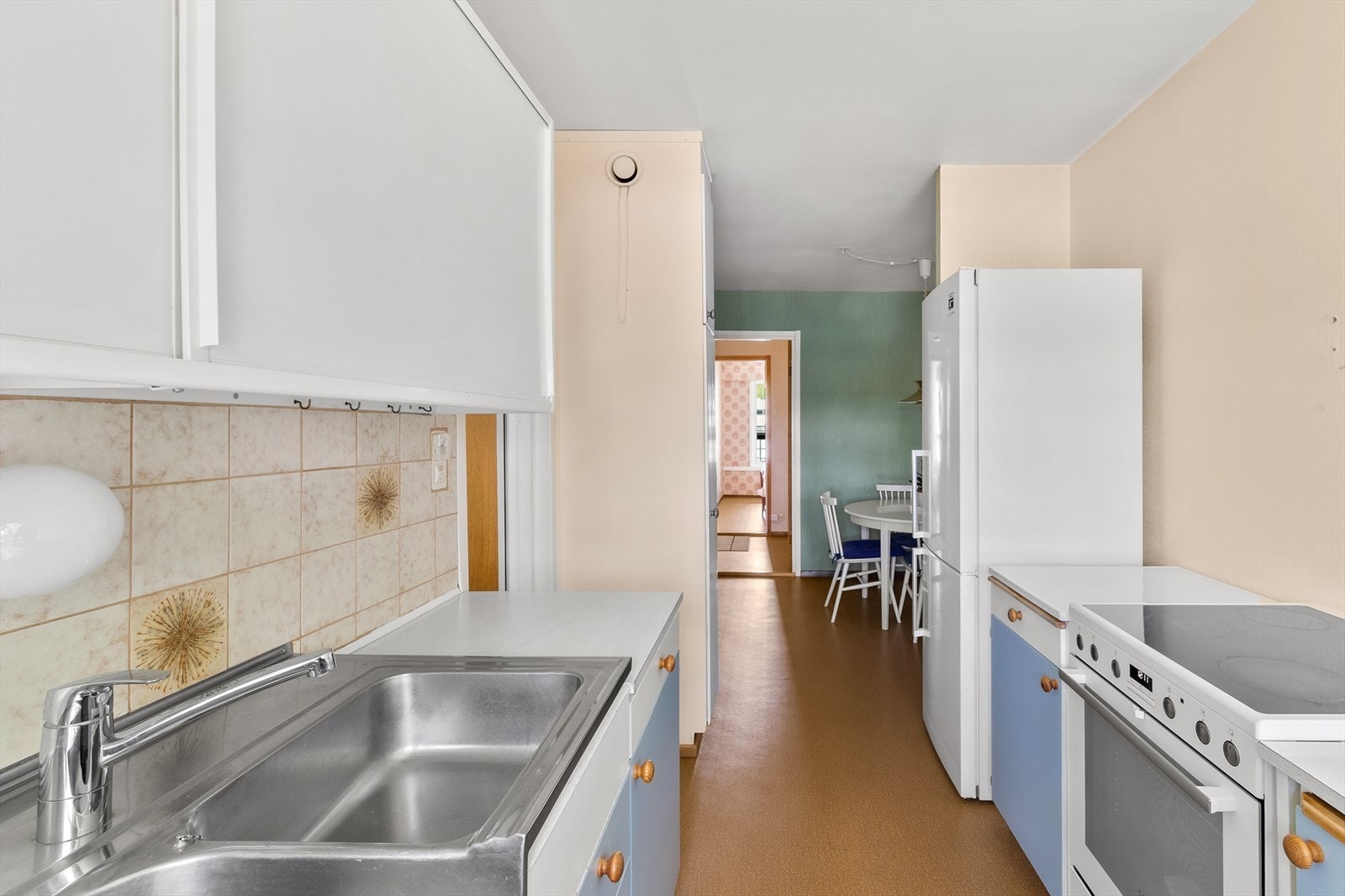 Godt med plass til oppbevaring i under- og overskap. Galleribilde