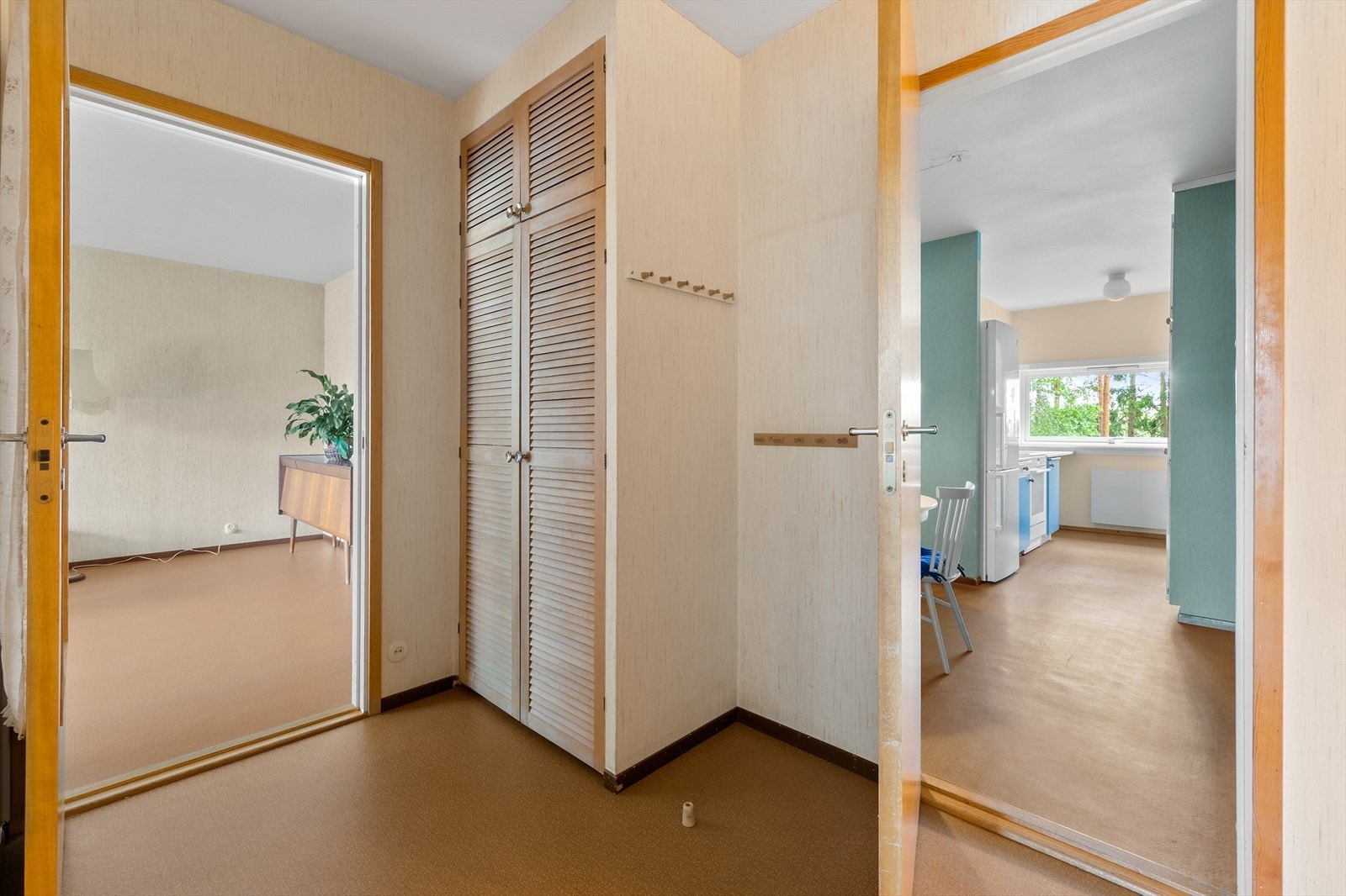 Velkommen inn! Fra gangen er det inngang til stue, kjøkken, soverom og bad Galleribilde