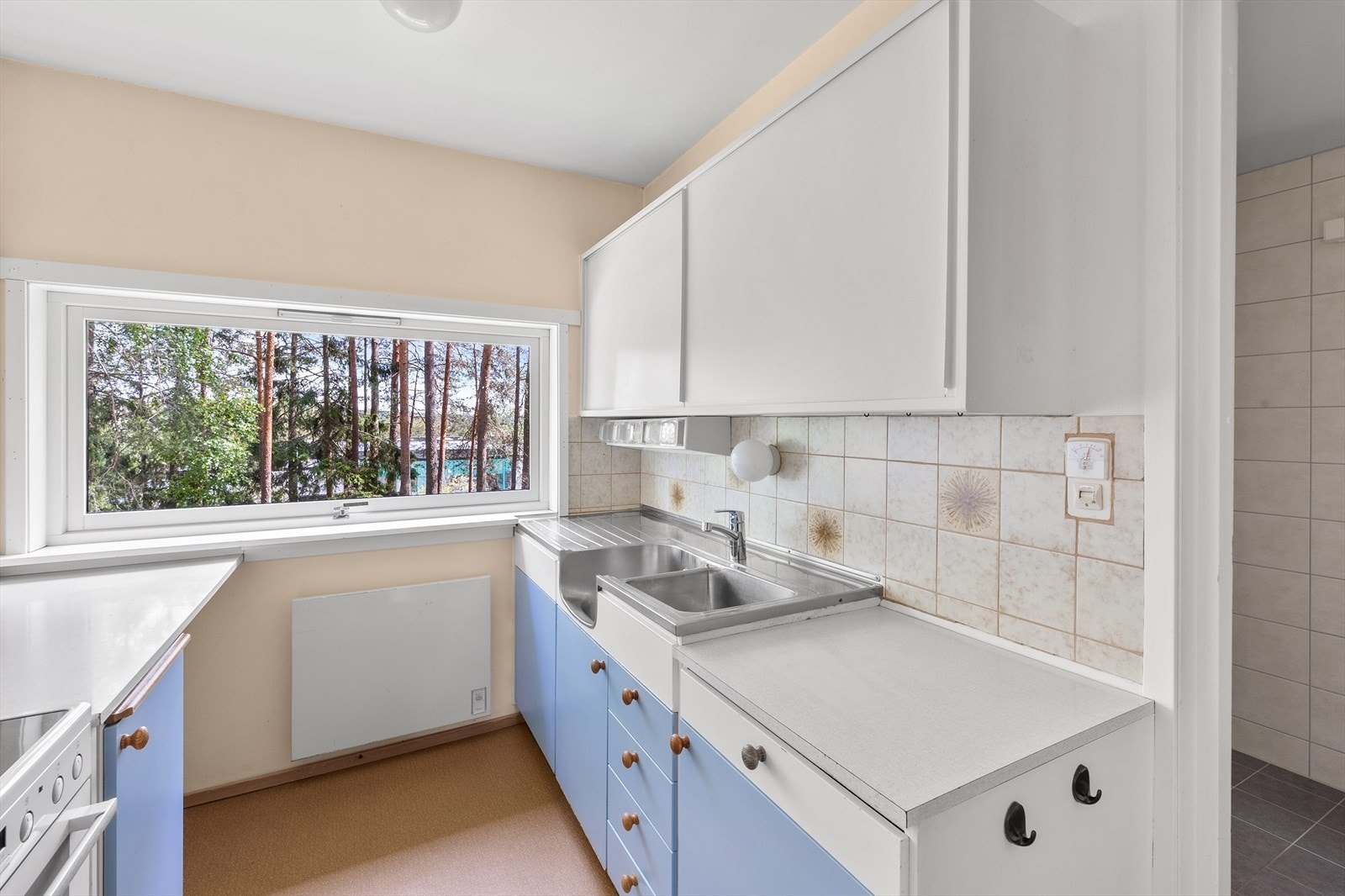 Kjøkkeninnredning med glatte fronter, laminat benkeplate og benkebeslag. Galleribilde