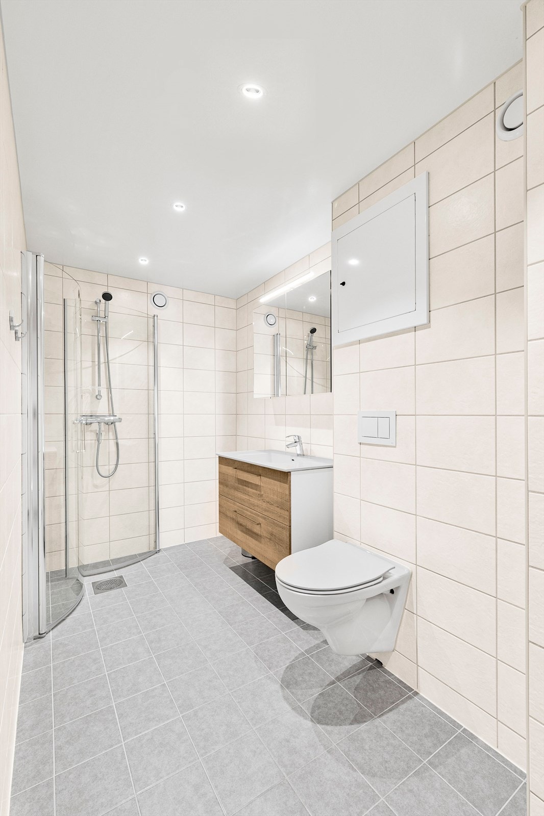 Badet er utstyrt med varmekabler for ekstra komfort og velvære. Galleribilde