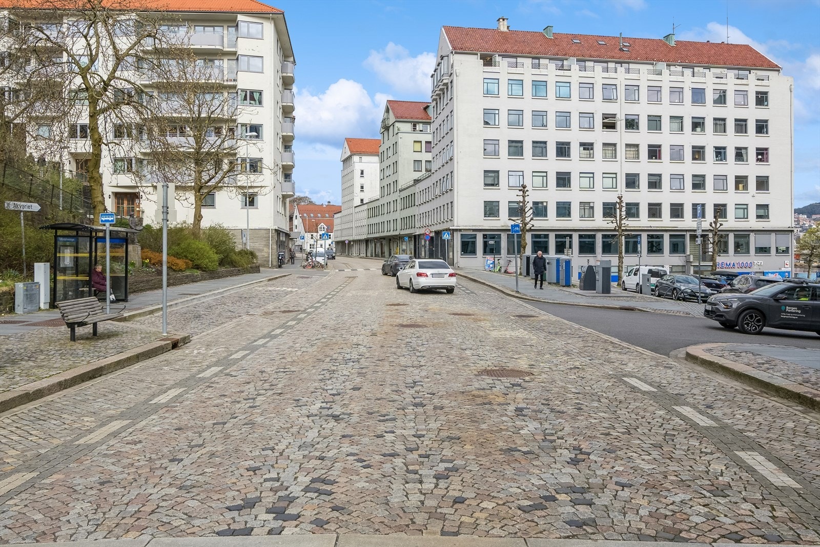 Like utenfor boligen finner du busstopp, og ikke minst Rema 1000 og Kiwi som nærmeste dagligvarebutikk Galleribilde