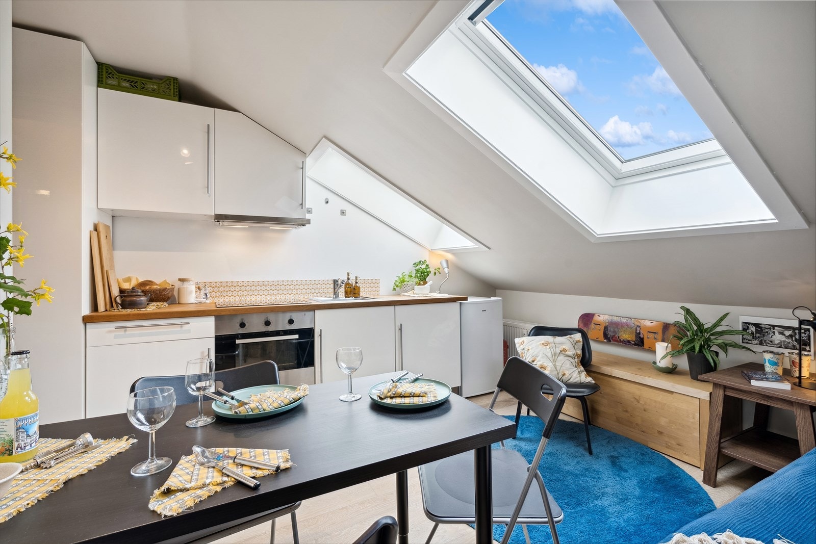 Ved uttrekkbart spisebord er det også plass til en venn på besøk Galleribilde