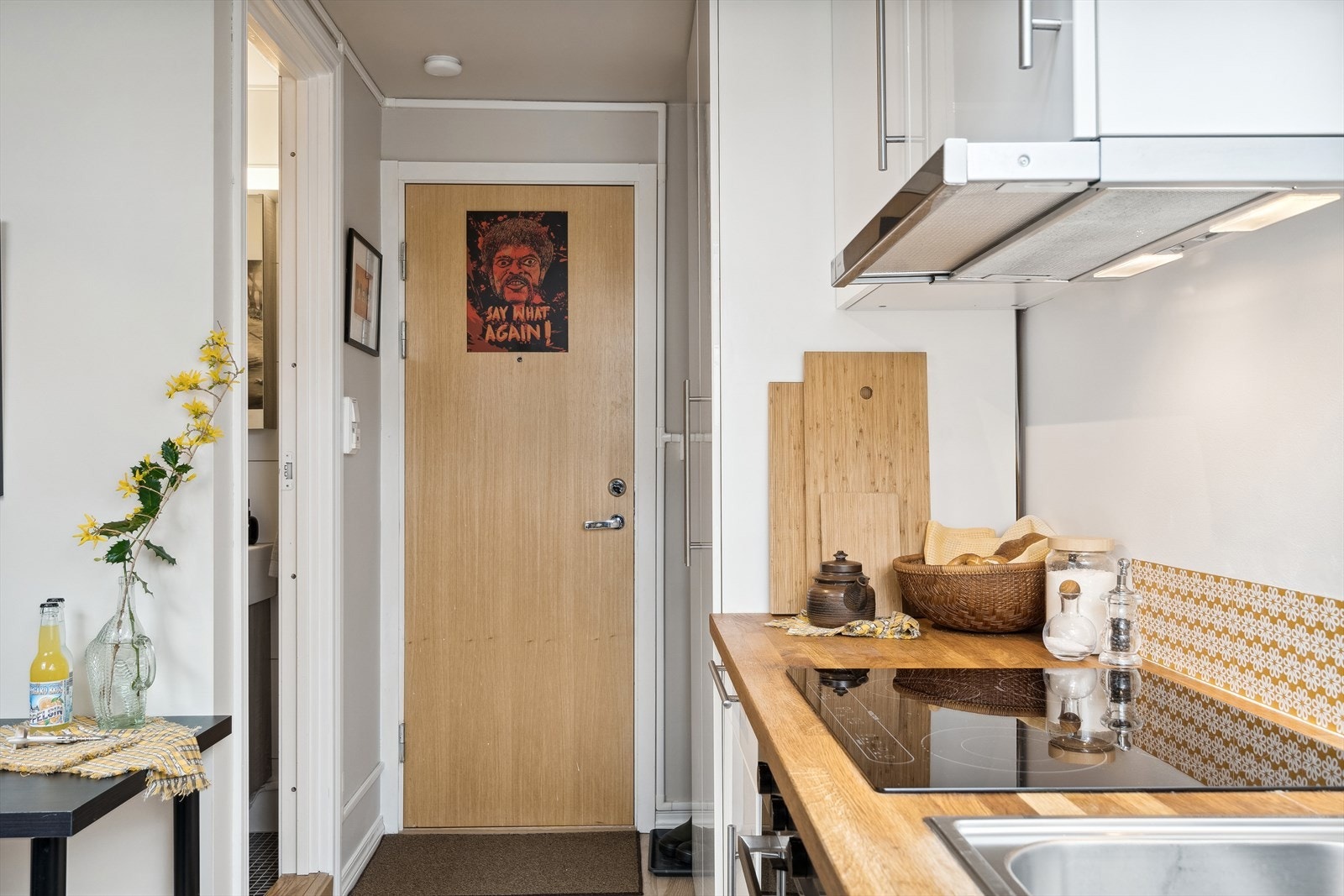 I entréen er det plass til stort garderobeskap, og det er videre inngang til bad. Galleribilde