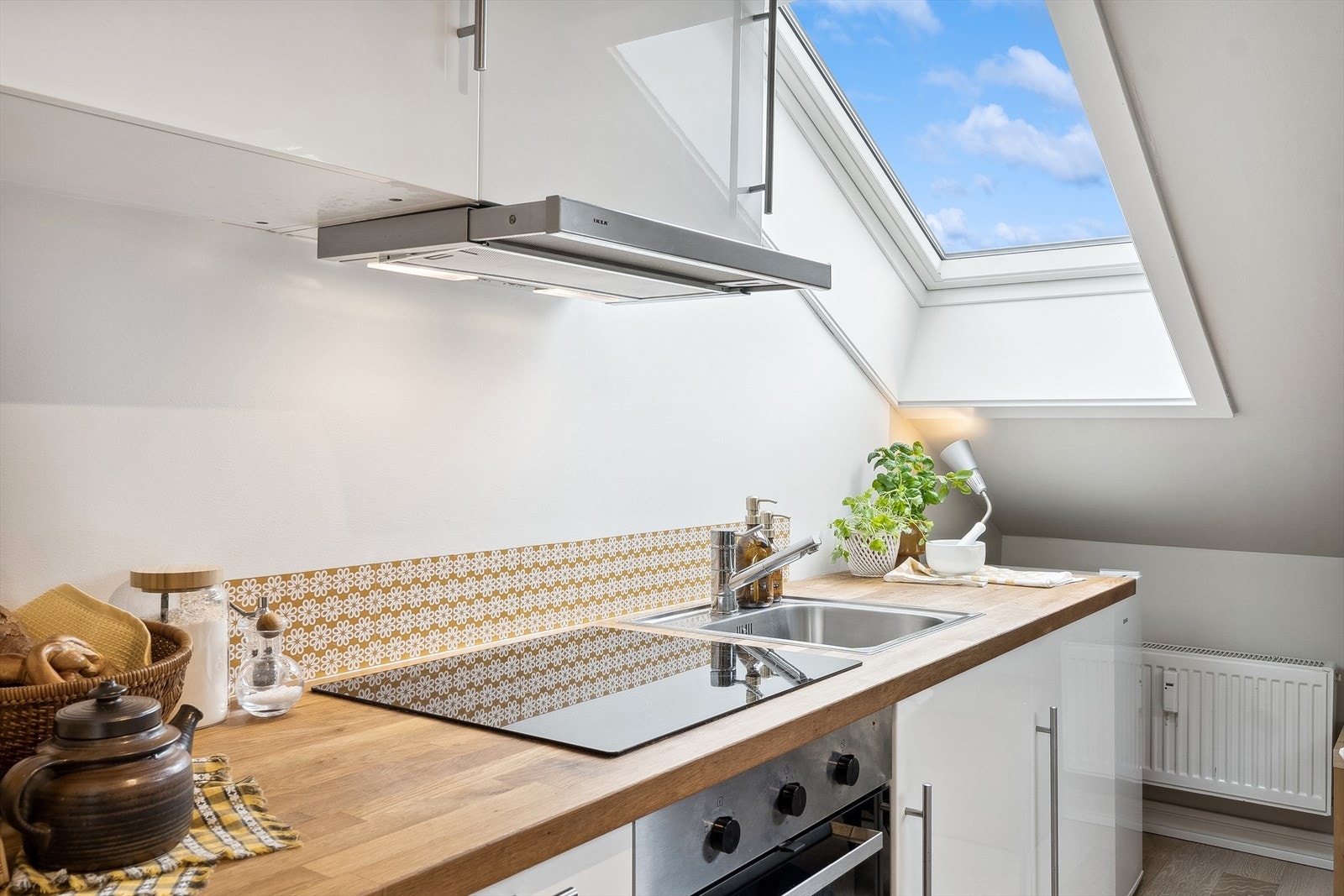 Legg merke til store vinduer som gir mye lys til leiligheten. Det er herlig morgen- og formiddagssol gjennom vinduene. Galleribilde