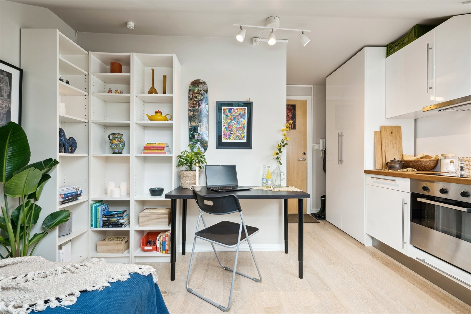 Boligen har ellers godt med plass til ønsket interiør - både hyller, spisebord/skrivebord eller kommoder Galleribilde