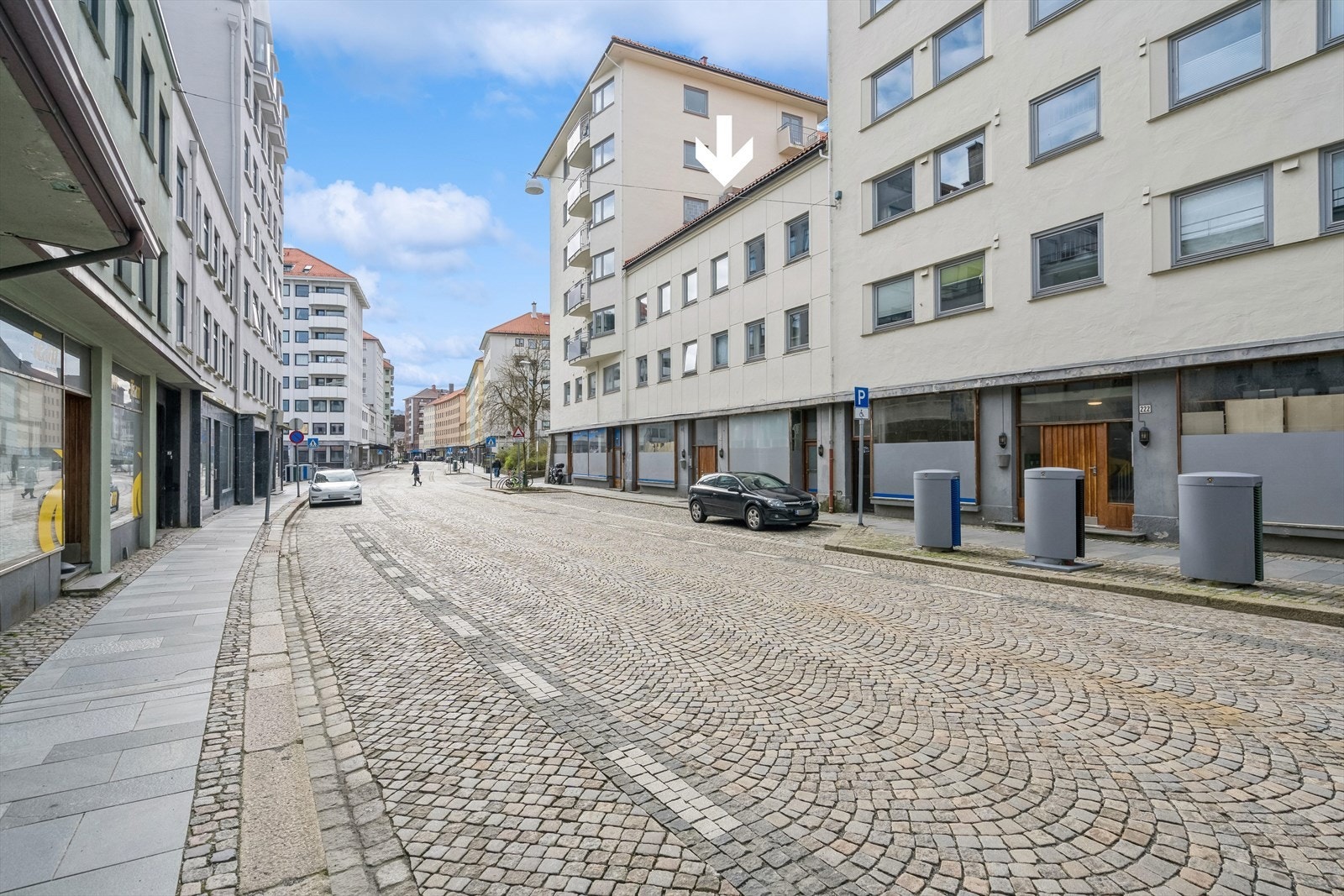 Leiligheten ligger fint til i byggets toppetasje Galleribilde