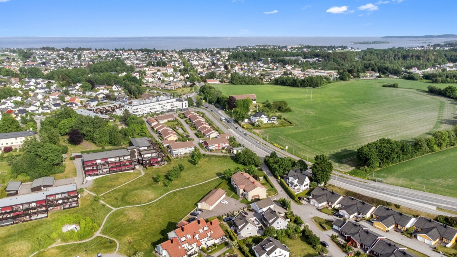 Huset ligger tett på Olsrød park med diverse forretninger, Level treningssenter m/spa-/velværeavdeling, svømme-/badeanlegg, legesenter som ligger i kort avstand fra eiendommen. Galleribilde