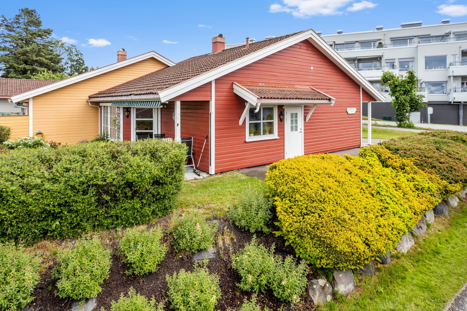 Felles selveiertomt hvor boligen disponerer og vedlikeholder selv den naturlig hagedelen som er omkranset av hekk på vestsiden av huset. Galleribilde