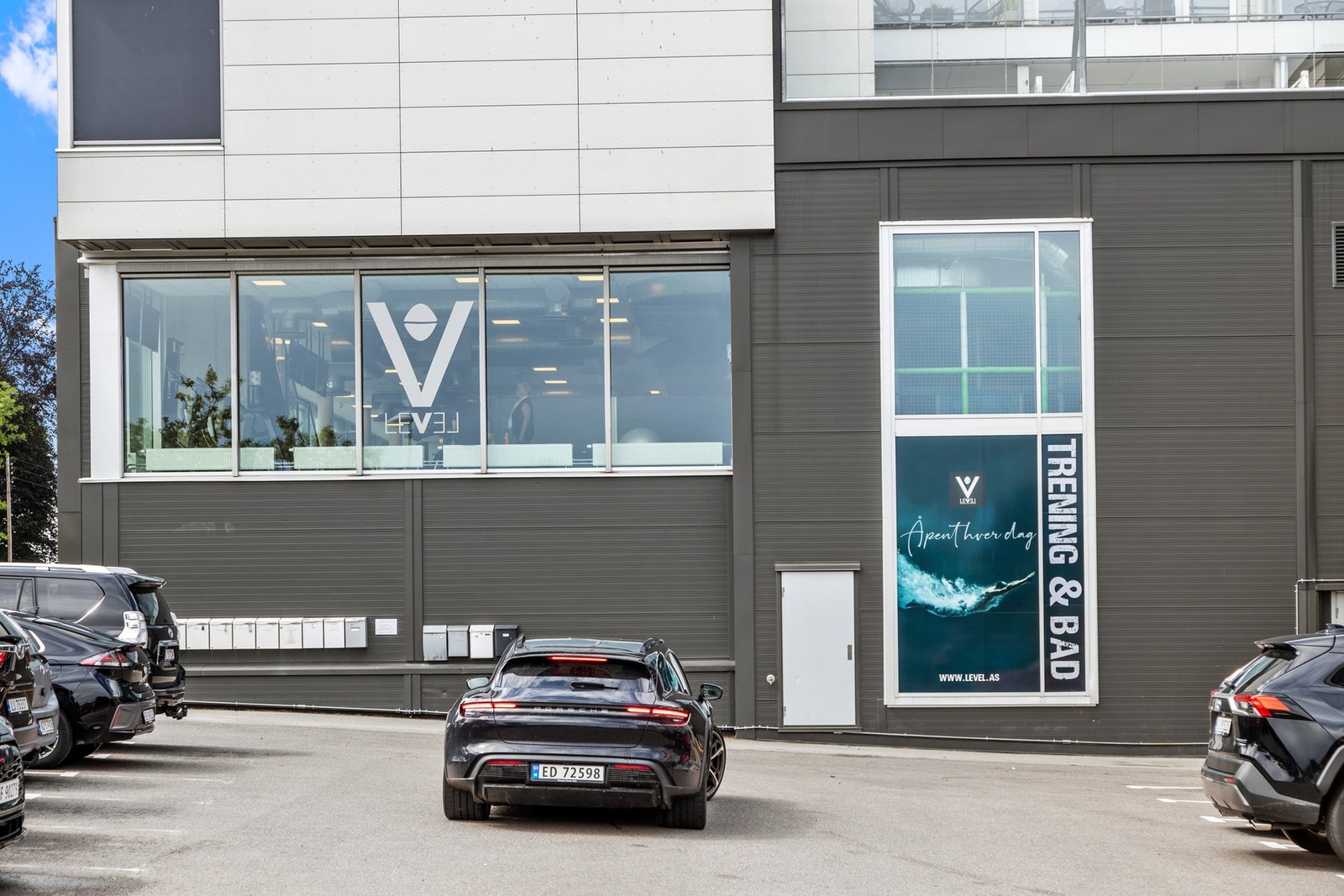Level treningssenter m/spa-/velværeavdeling og svømme-/badeanlegg ligger vis a vis. Galleribilde