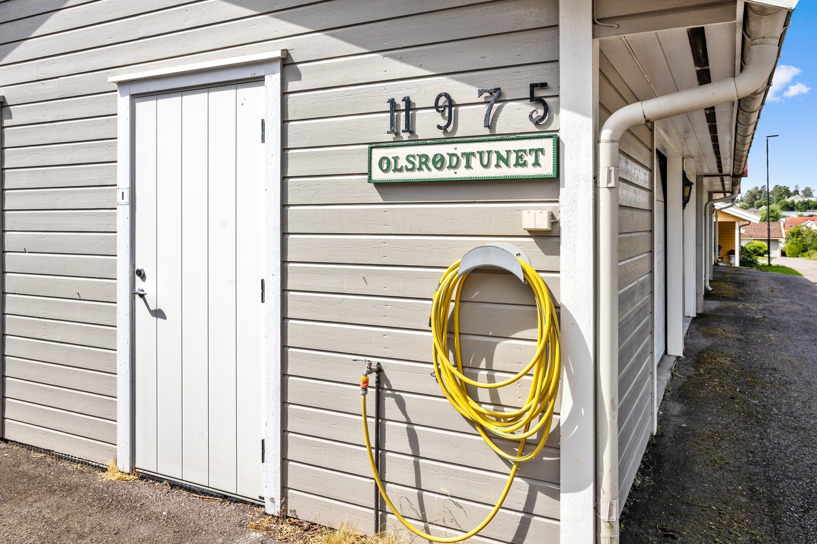 I tilknytning til garasjen er det en tilbygget bod med separat sideinngang. Galleribilde