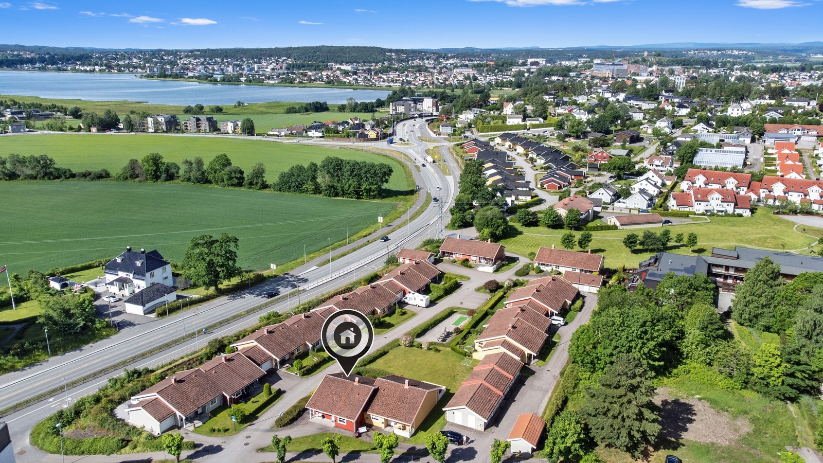 Tomten og dens plassering representerer en sjelden anledning da huset ligger i tilbaketrukket i enderekke med sannsynligvis områdets beste beliggenhet - vestvendt orientert helt øverst i feltet. Galleribilde