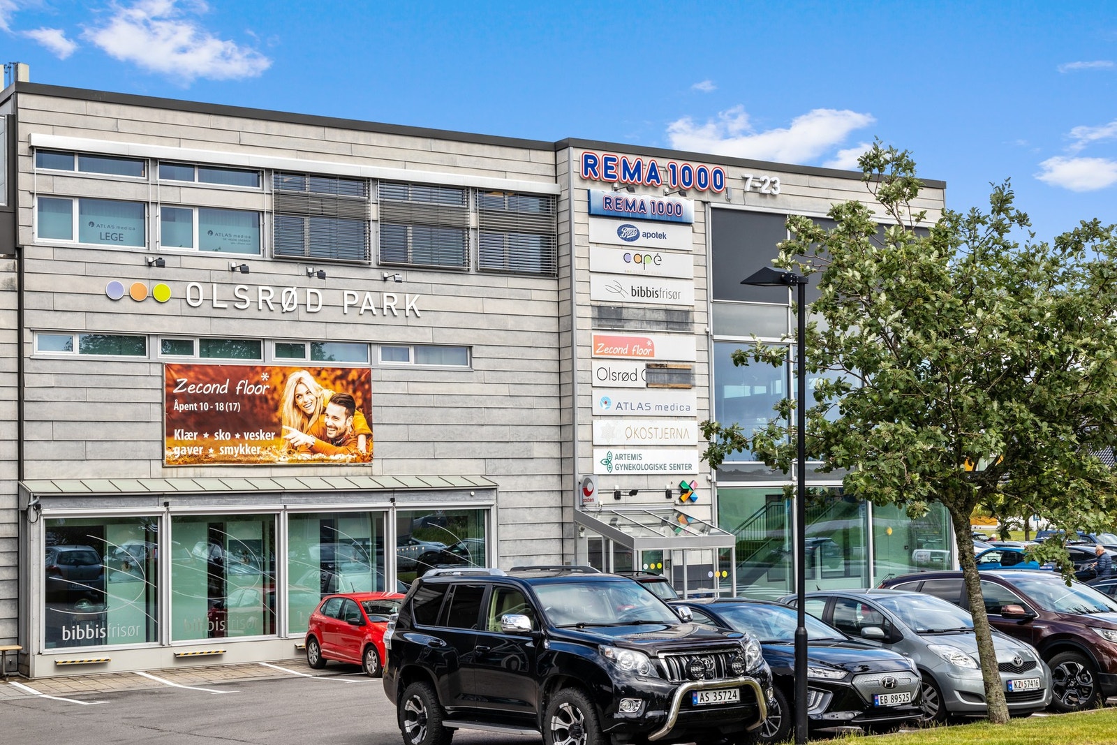 Huset ligger tett på Olsrød park med diverse forretninger og servicetilbud. Galleribilde