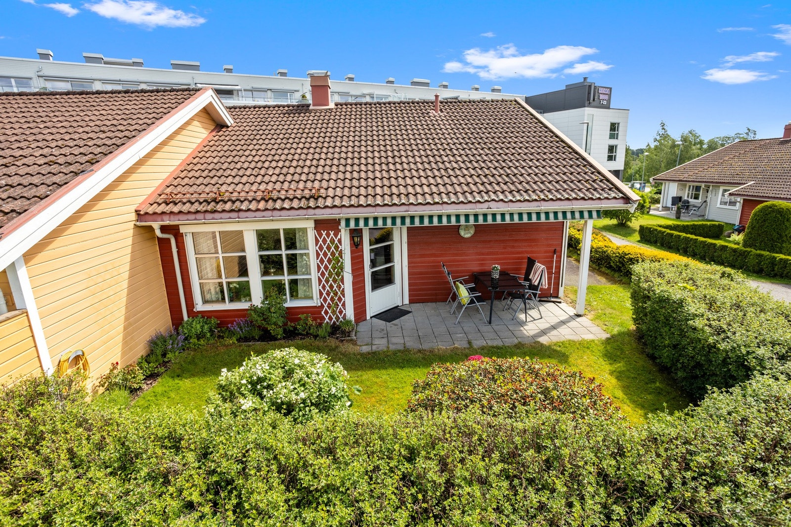 Arealet av uteplassen i vest er ca. 10 m² og terrassen har betongheller direkte på terrenget og delvis overbygg av takutstikk. Galleribilde