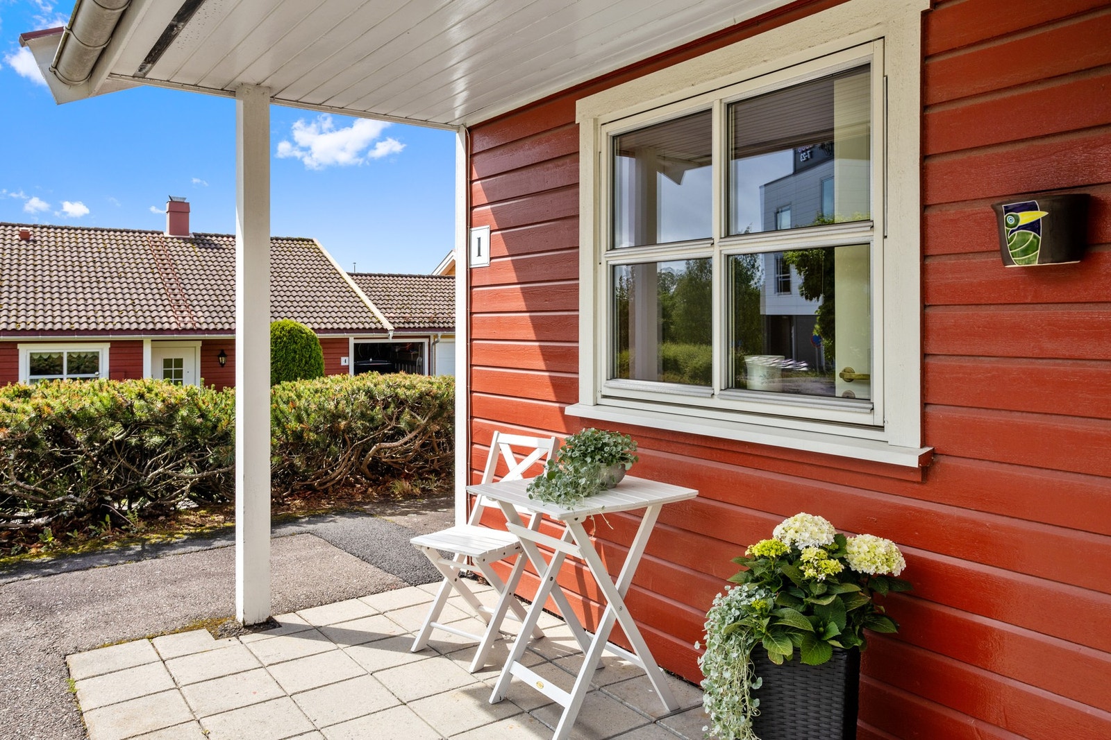 Den hyggelige terrassen utenfor stuen blir for øvrig nærmest som en "ekstra stue" i sommerhalvåret. Galleribilde