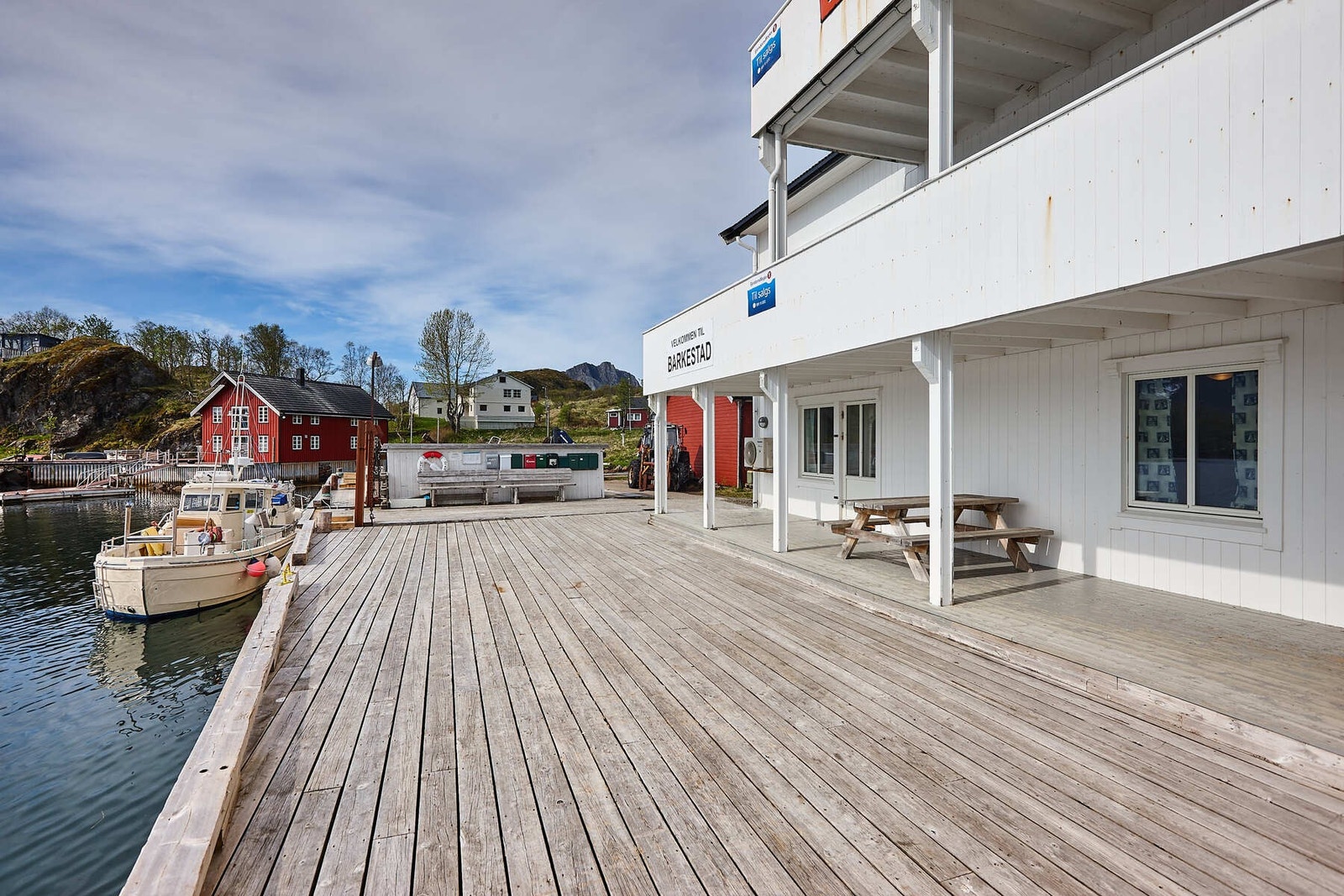 Bryggen har anløp av lokalbåt med forbindelse til hele Øksnes bassenget og kommune sentret Myre. Galleribilde