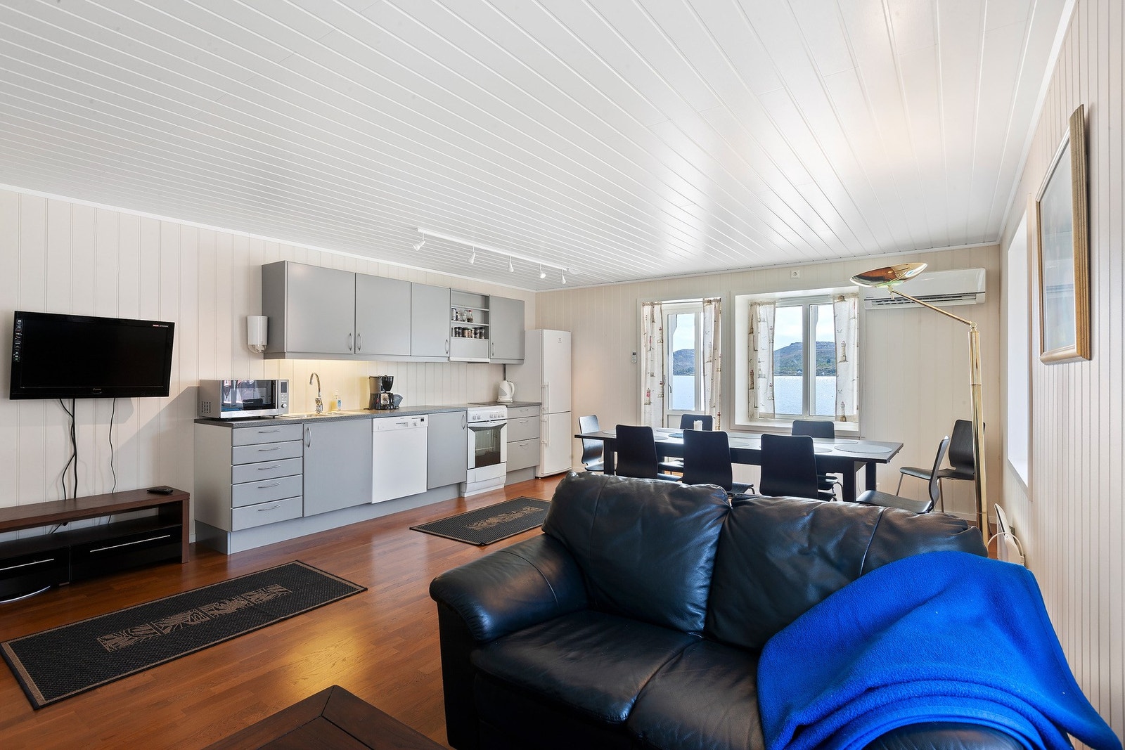 Stuen og kjøkkenet er i en åpen løsning. Galleribilde