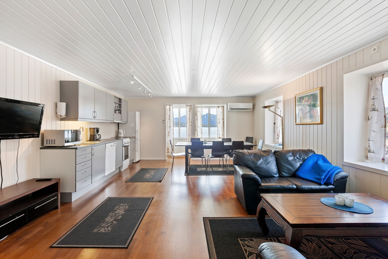 Stuen har store vindusflater som slipper inn godt med naturlig lys. Galleribilde