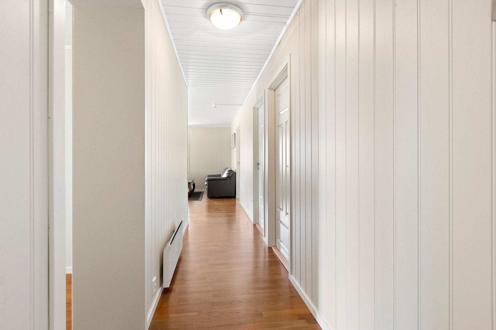 Fra stuen er det en gang med dører inn til soverommene. Galleribilde