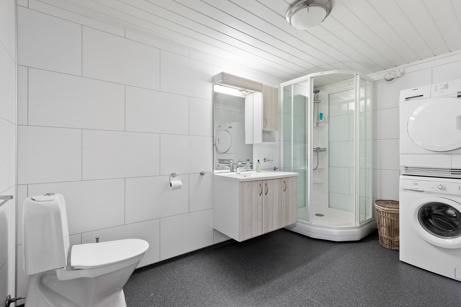 adet har baderomsplater på veggene av type fibo- tresbo. Gulvet er lagt med vinylbelegg og har elektriske varmekabler. Galleribilde