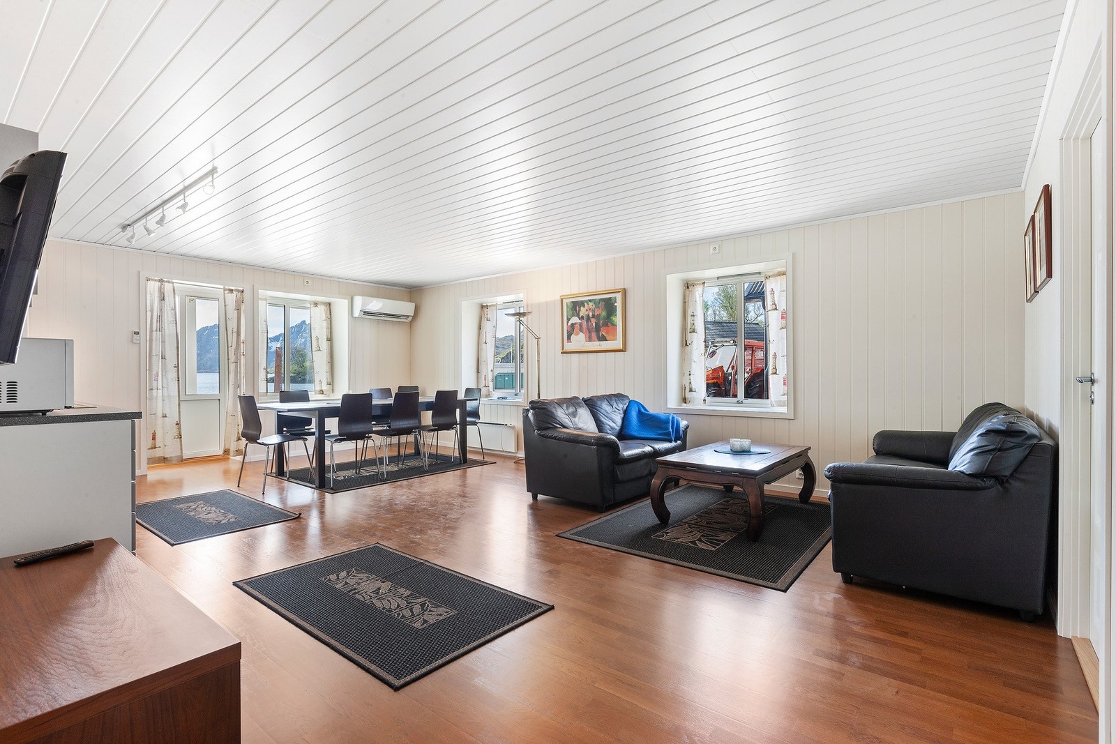 Stuen er av fin størrelse og har plass til sofaløsning med tilhørende møblement. Galleribilde