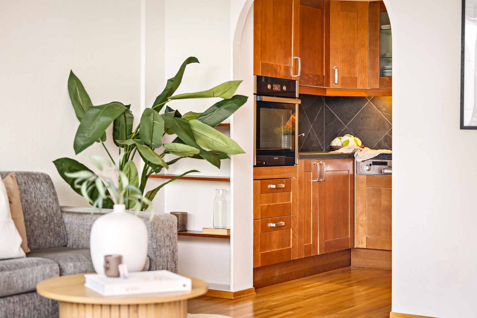 Leilighetens kjøkken ligger i et eget rom Galleribilde